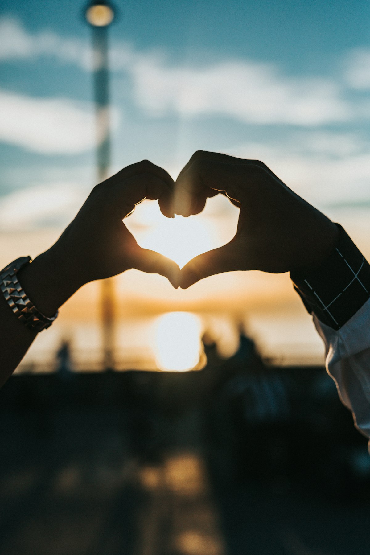 Glückliches Paar – sicheres Online-Dating 2026