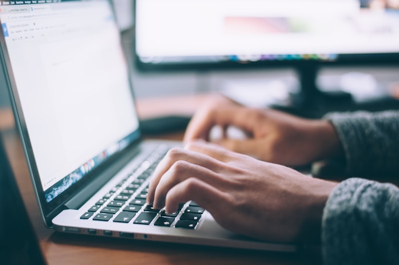 Sicherheit beim Online-Dating am Laptop