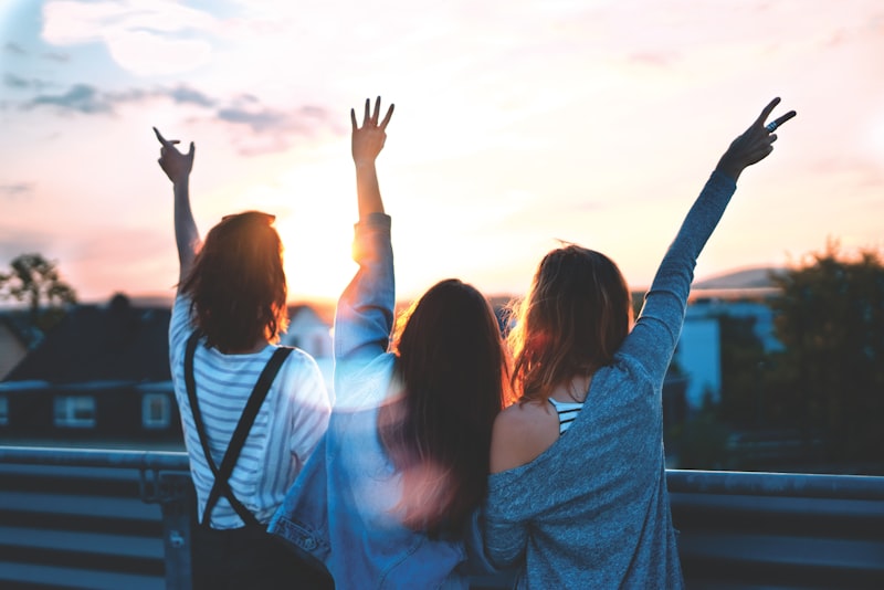 Person nutzt Dating-App auf dem Smartphone